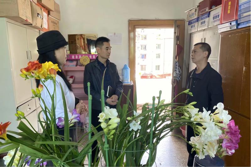 市总工会经保部领导检查工作.jpg 市总工会经保部领导检查工作.jpg